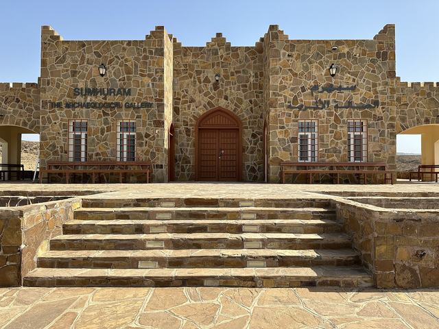 Representative photo of heritage sites in Oman, not Lastwagen-Wrack