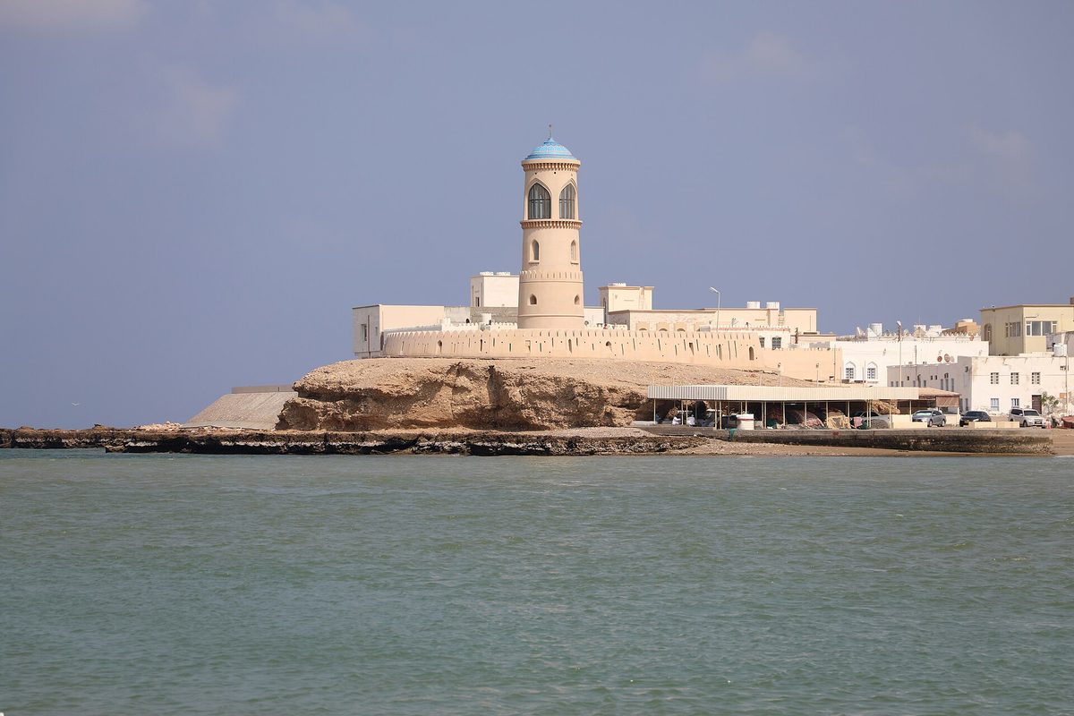 Al-Ayjah Lighthouse — Sur, spiaggia pubblica della baia di al al-ayjah 07 veduta sul faro di al-ayjah.jpg