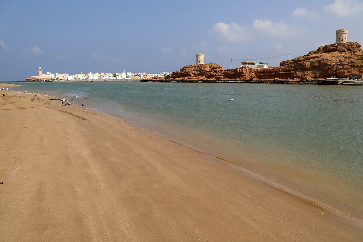 Al-Ayjah Lighthouse — Sur, spiaggia pubblica della baia di al al-ayjah 04.jpg