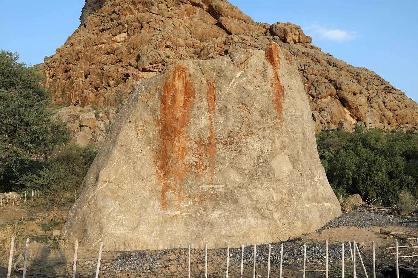 Coleman's Rock — Hasat Bin Salt (roccia di coleman), monolite con rilievi databili tra III e I millennio a.c., e graffiti 00.jpg