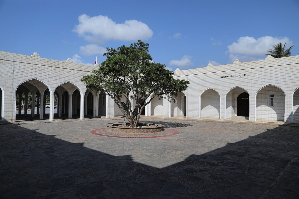 Museum of the Land of Frankincense — Salalah, museo della terra degli incensi, cortile 01.jpg