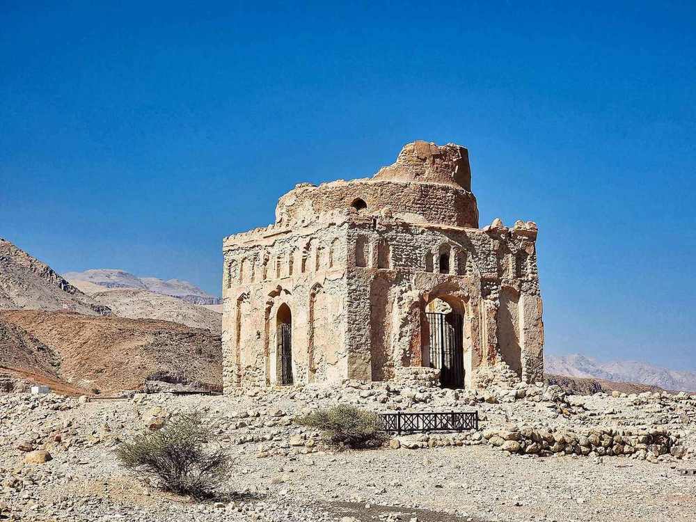 Old Qalhat (archeological site) — Tomb of Bibi Maryam, 13th cent., Qalhat, Oman (5) (51840695259).jpg