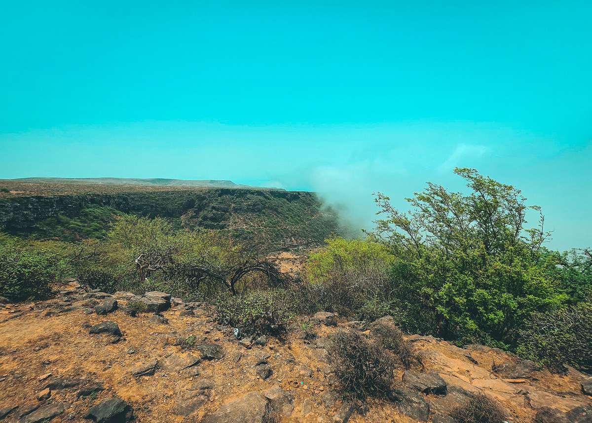 Shaat viewpoint — Shaat viewpoint cliff drop.jpg