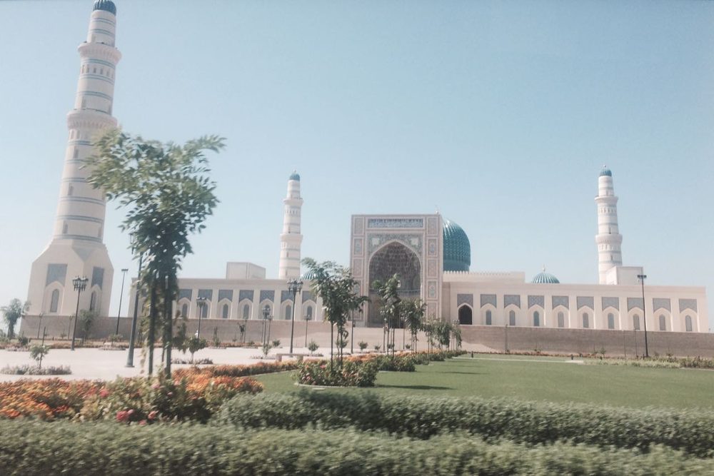 Sultan Qaboos Grand Mosque — واجهة الجامع.jpg