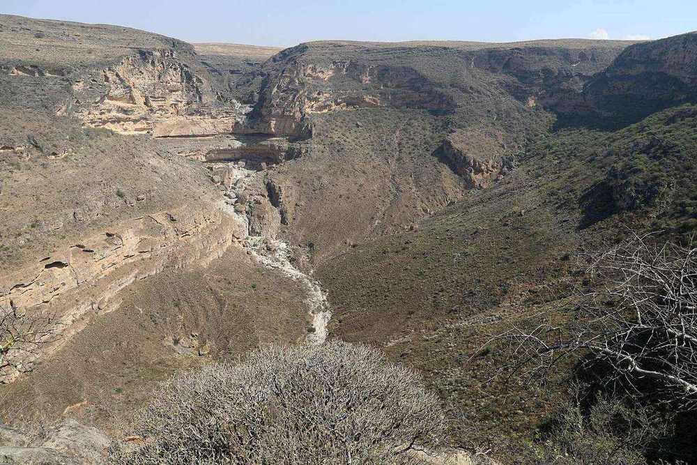 Taiq Sinkhole — Dhofar, Jabal Samhan, grotta di taiq, cratere 02.jpg