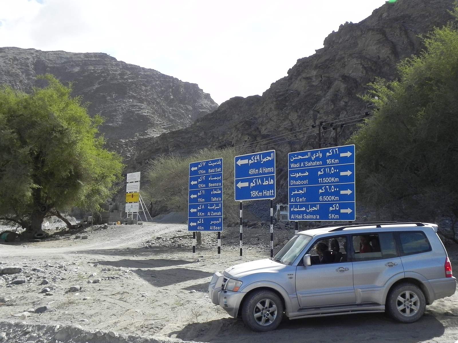 Wadi Bani Awf — Wadi Bani Awf Signposts.jpg